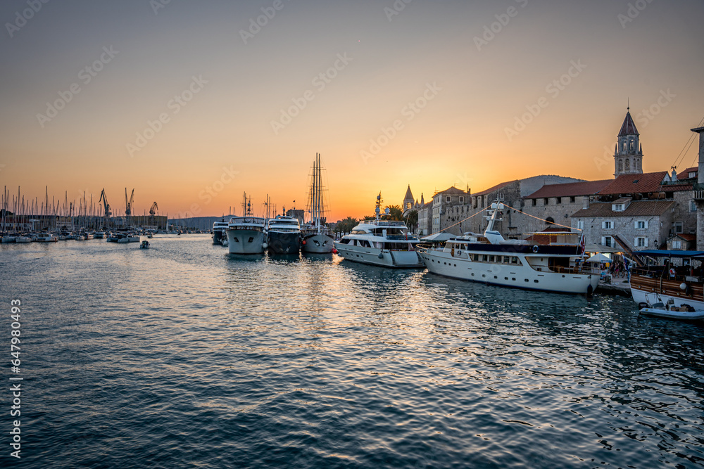 Chorwacja, port w Trogirze wieczorem podczas zachodu słońca