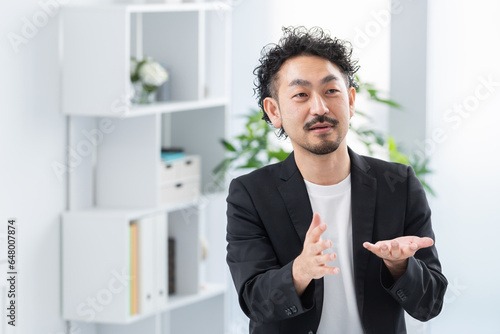 Wallpaper Mural 話をするビジネスマン Torontodigital.ca