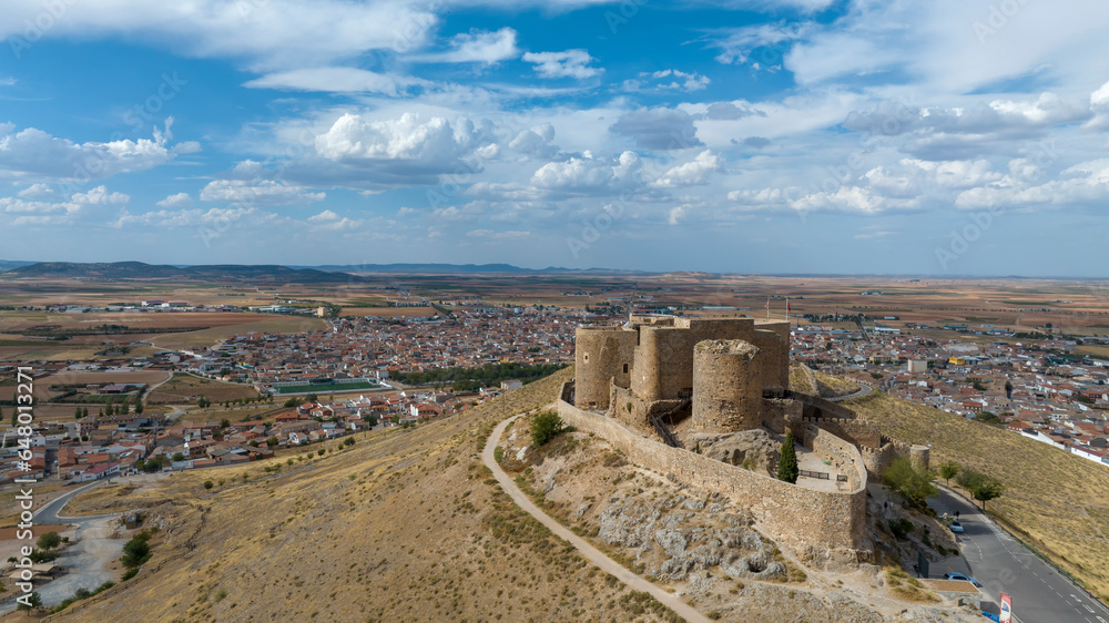 vista aérea del castillo de la Muela en el municipio de Consuegra, España	