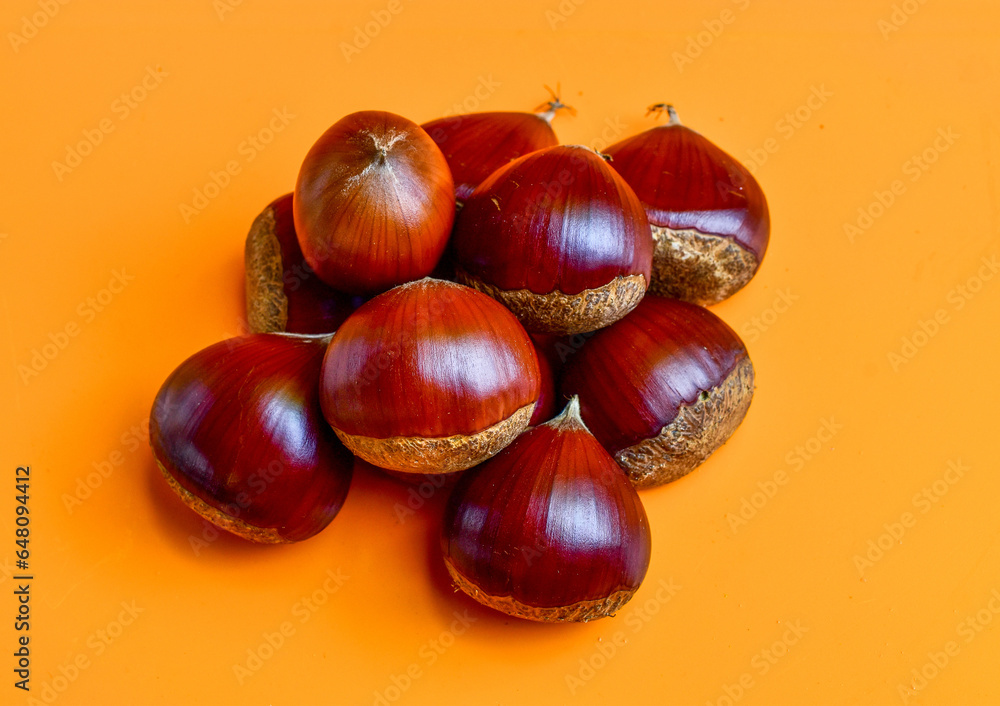 Obraz premium Chestnuts on a yellow background