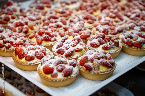 Foto Wild fragolino strawberry and raspberry cakes in ancient city of strawberry Nemi