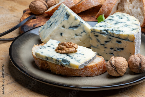 Foto Tasting of cheese, piece of French blue cheese auvergne or fourme d'ambert with