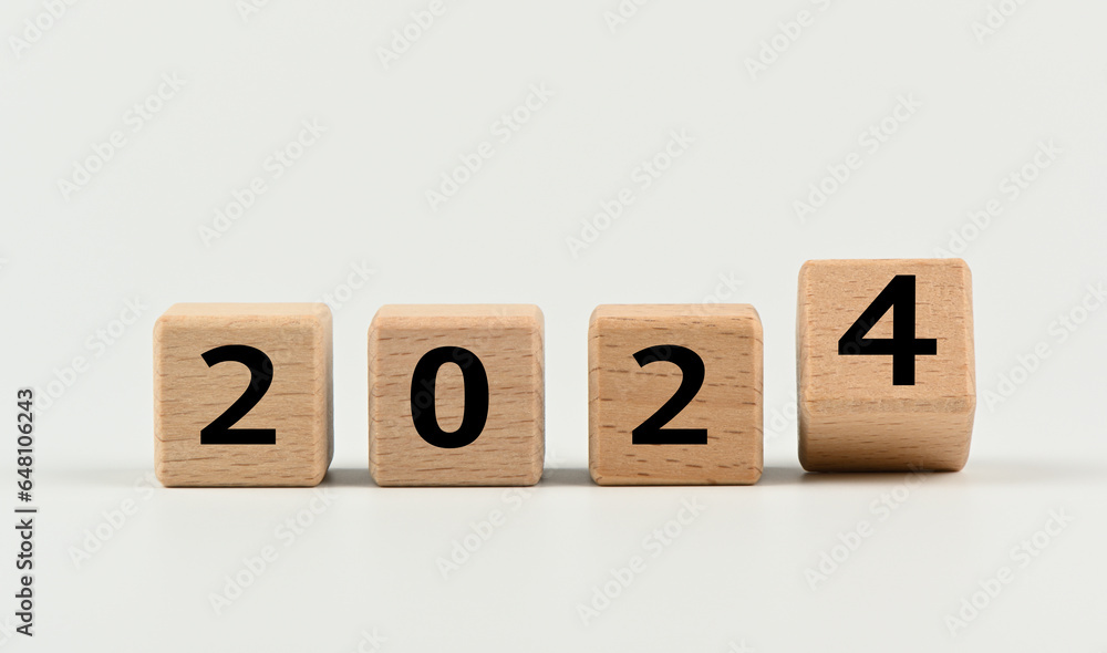2024 en texto sobre cubos de madera sobre fondo blanco 2024 en texto sobre cubos de madera sobre fondo blanco