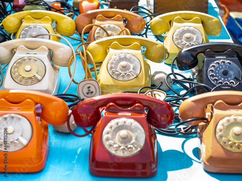 Telefoni analogici a disco colorati in un mercatino dell'usato a Gambettola FC Italia photo
