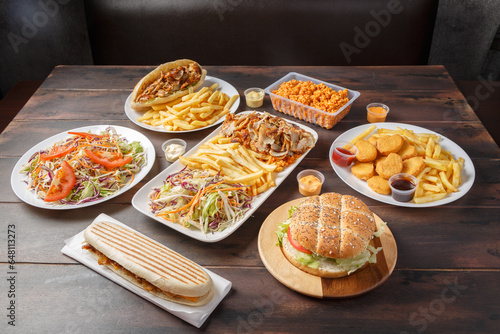 Assortiment des plats turc sur une table en bois. Variété des plats de restauration rapide à emporter.  photo