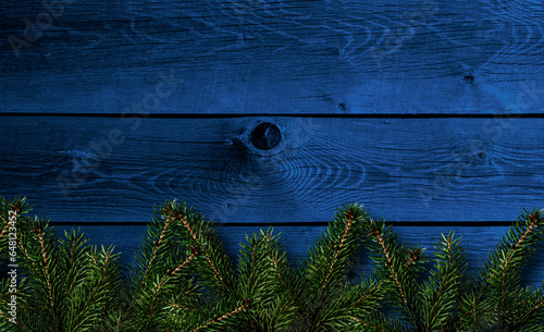 Blauer Holzhintergrund mit weihnachtlicher Dekoration