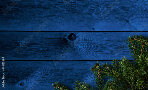 Blauer Holzhintergrund mit weihnachtlicher Dekoration
