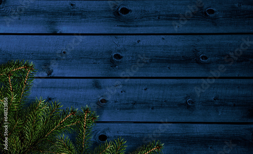 Blauer Holzhintergrund mit weihnachtlicher Dekoration
