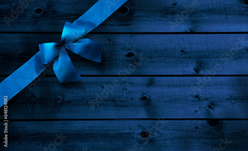 Blauer Holzhintergrund mit weihnachtlicher Dekoration