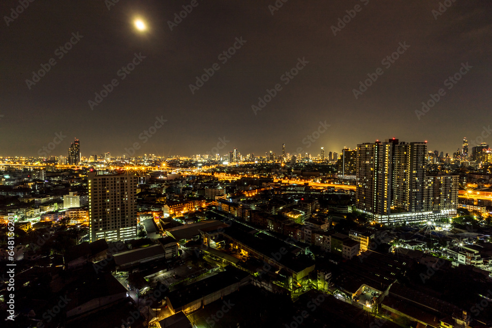 Obraz premium Panorama background of city views, high-rise buildings (condominiums, offices, housing estates, expressways) and many connecting roads, blown through the blur