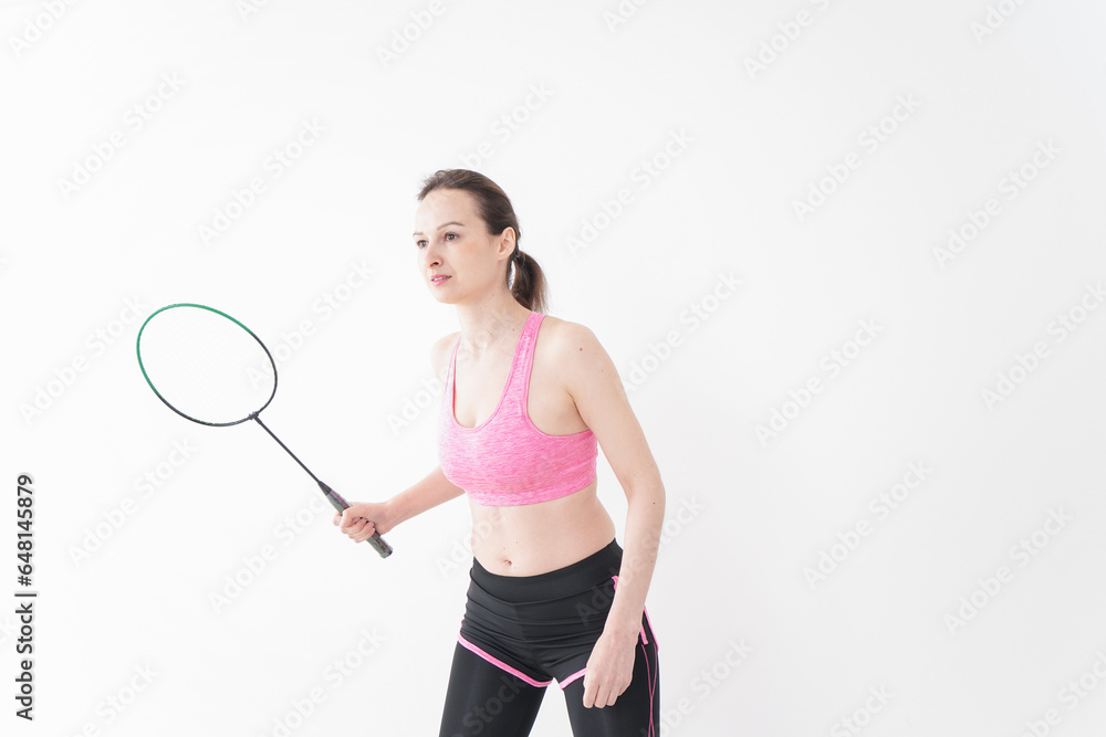 スポーツウェアを着てバドミントンをする外国人の女性 スポーツウェアを着てバドミントンをする外国人の女性