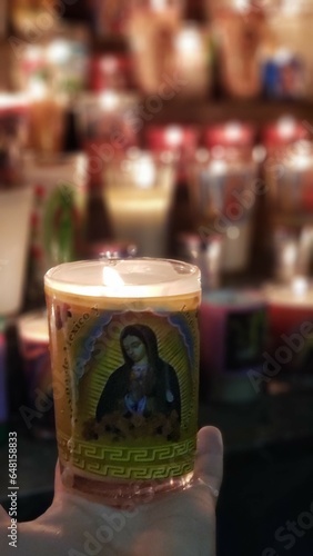 Veladoras encendidas con mucha fe virgen de Guadalupe 