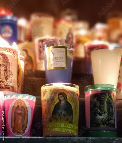 veladoras suplicas con fe a la virgen de Guadalupe en basílica de Guadalupe en la cuidad de México