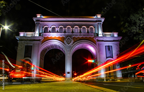 Larga exposición luz de circulación de autos sobre avenida en arcos de Guadalajara jalisco México photo