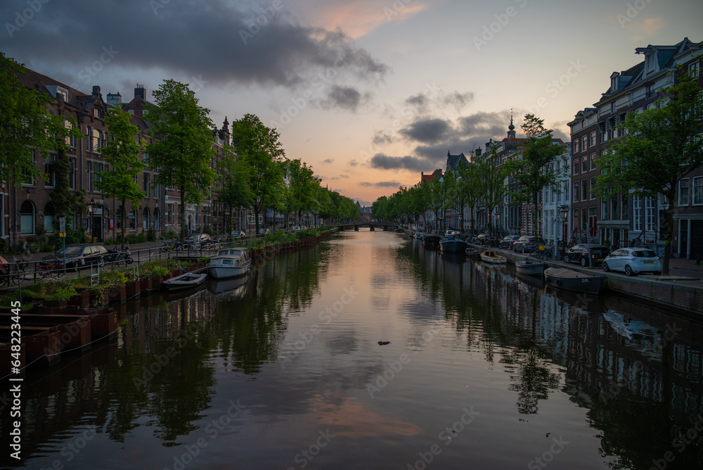 Sonnenaufgang in den Straßen von Amsterdam