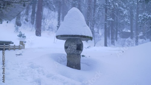 Wallpaper Mural 雪景色　石灯篭に積もる雪 Torontodigital.ca