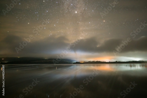 Reflexion von Licht und Sternen am See, Chile