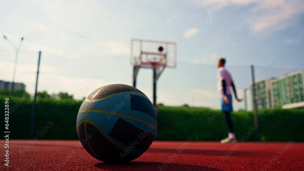 Vídeo do Stock A tall guy basketball player throws a ball into a