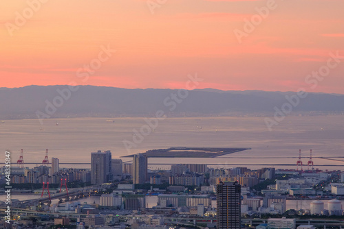 夜明け前のオレンジ色に染まる空と湾岸。神戸市の高台から大阪湾と大阪南港をのぞむ。 © 宮岸孝守