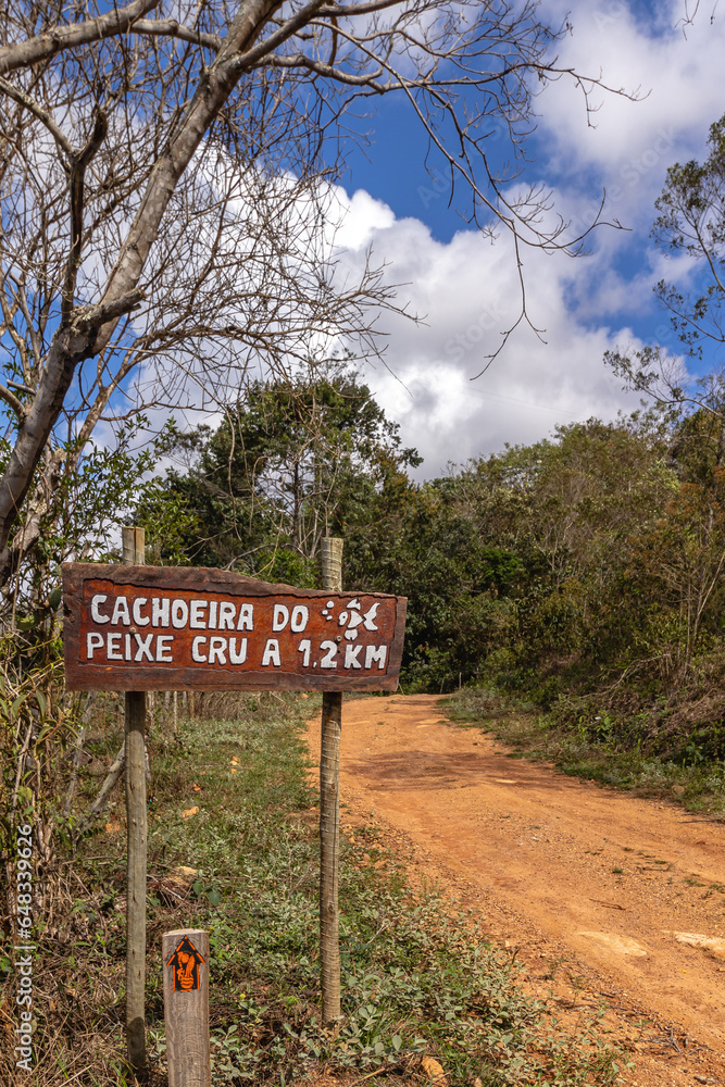 placa de informação turística no distrito do Tabuleiro, cidade de Conceição do Mato Dentro, Estado de Minas Gerais, Brasil