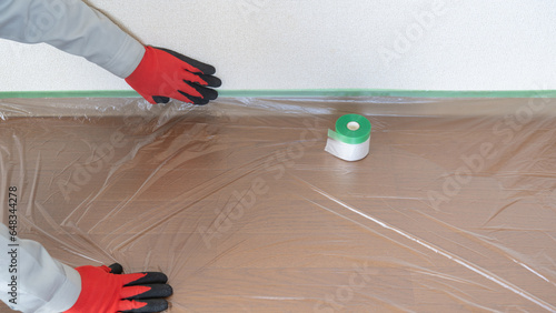 Photos 養生資材・a protective coating｜マスカーで床を保護する作業員