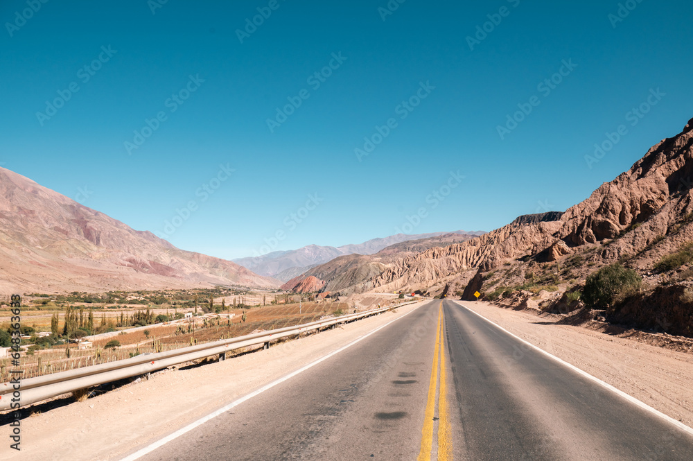 Routes that surround the mountains of Jujuy in autumn 2023