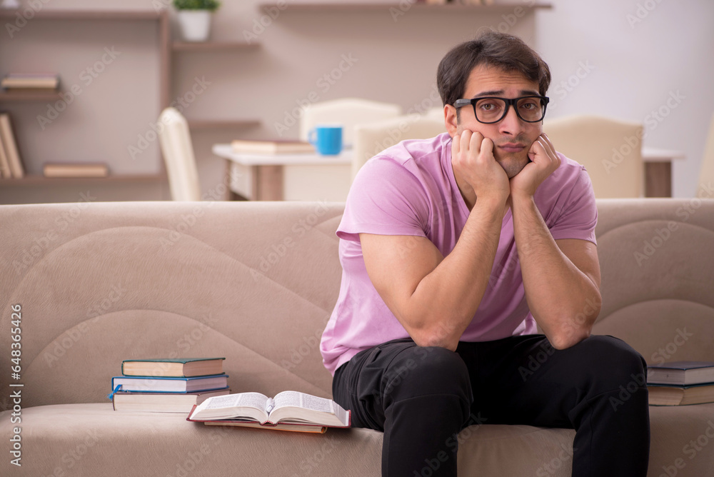 Obraz premium Young male student preparing for exams at home