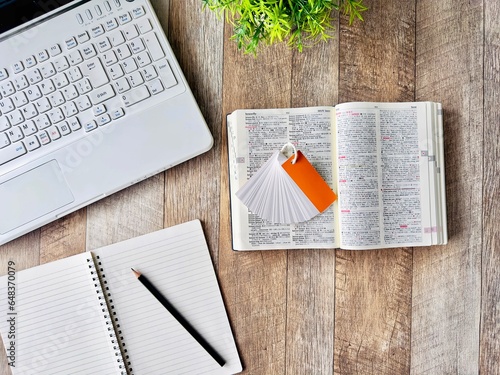 試験勉強　英和辞典と暗記カード