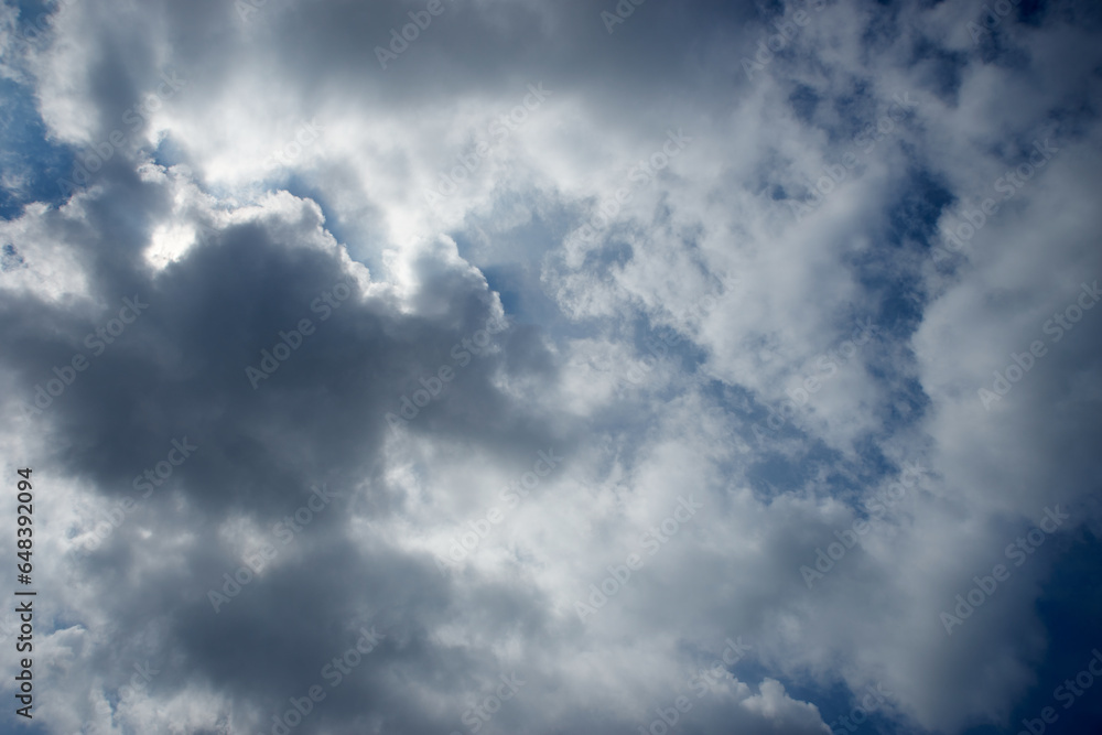 Fototapeta premium 雲の空き間を抜けると向こうは青空