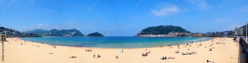 Φωτογραφία Superb panoramic view of the bay and the large and magnificent beach of the city of San Sebastián (Spain), in the Basque Country, in the province of Guipuzcoa