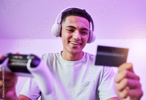 Foto Esports, credit card and man with video game ecommerce for purchase with controller in virtual challenge