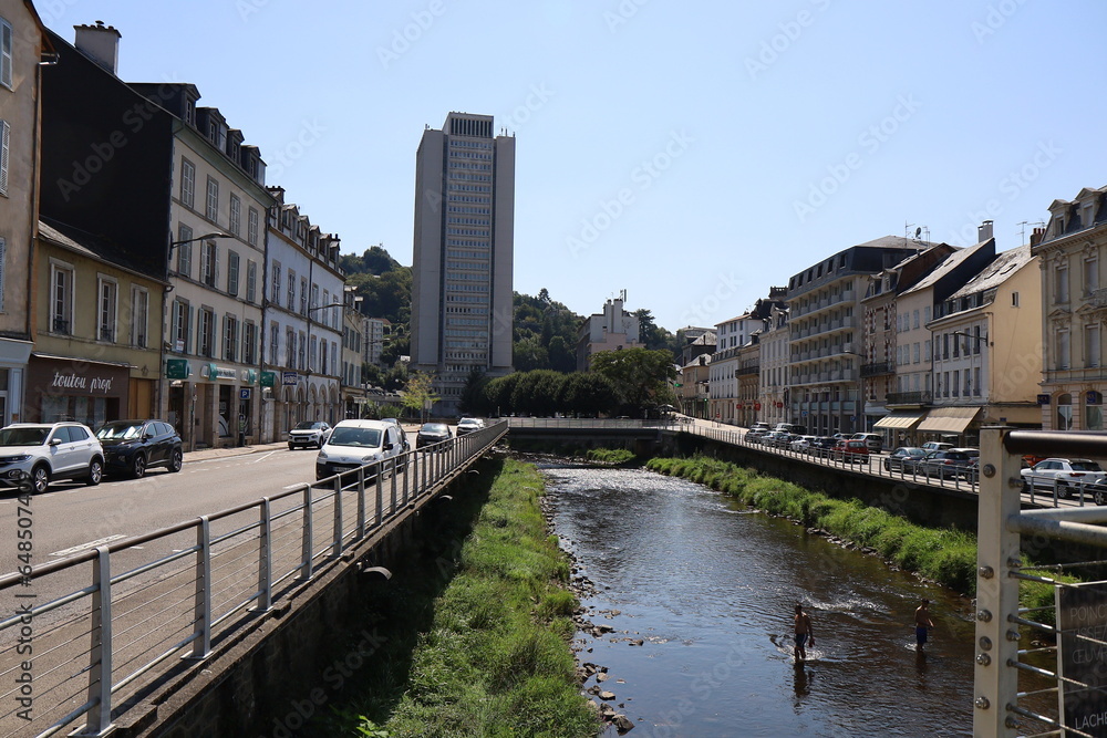 La rivière Corrèze dans la ville, ville de Tulle, département de la Corrèze, France