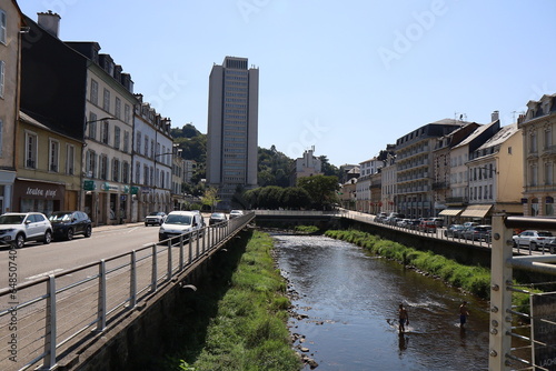 La rivière Corrèze dans la ville, ville de Tulle, département de la Corrèze, France