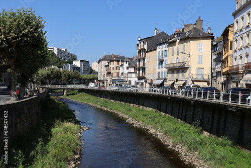 Obraz na płótnie La rivière Corrèze dans la ville, ville de Tulle, département de la Corrèze, France w salonie