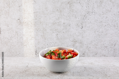 frischer Tomatensalat im Studio fotografiert