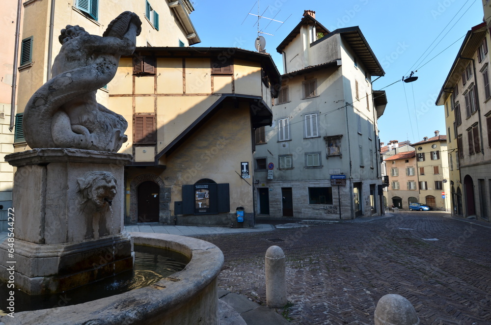 Bergamo, Piazza del Delfino