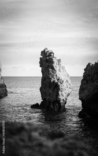 paisagem rochosa, dois ravinas de pedra dentro de mar no algarve photo