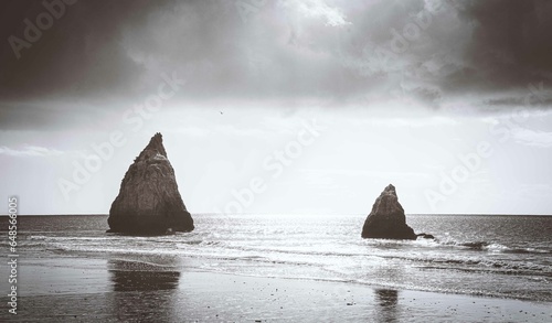 paisagem rochosa, dois ravinas de pedra dentro de mar no algarve
