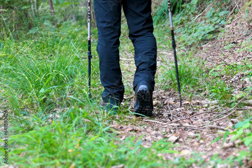 登山をする男性と登山靴とストック