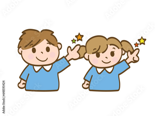 明日への希望_空に向かって指差す男の子と女の子_保育園児の兄妹