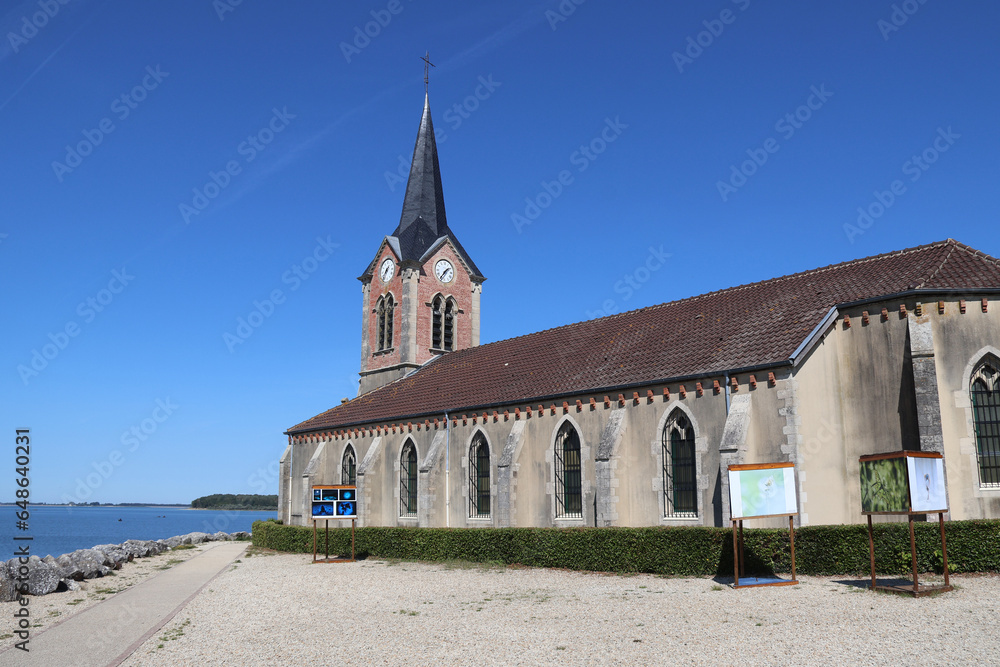 Eglise St Laurent sur la presqu' ile de Champaubert 