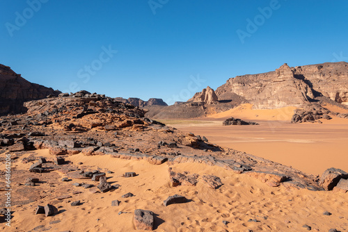 Paisaje de rocas y arena en el Tadrart, Sáhara, Argelia