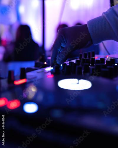 dj mezclando en vivo, mezclador de dj, controlador de dj, luces de colores en la discoteca, recurso gráfico para diseño publicitario de fiesta nocturna