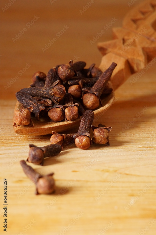 Obraz premium Condiment or medicinal plant - clove; Syzygium aromaticum 