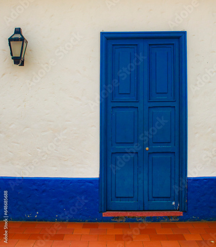 puerta azul de casa antigua en medellin colombia © XiX.Romero