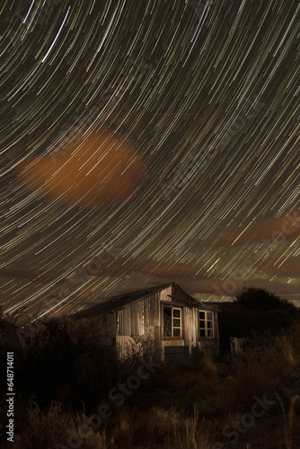 Puesto abandonado en Patagonia y traza de estrellas
Abandoned shelter in Patagonia and startrails photo