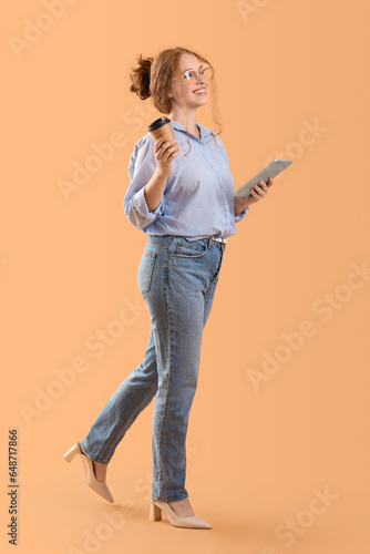 Young businesswoman with cu...