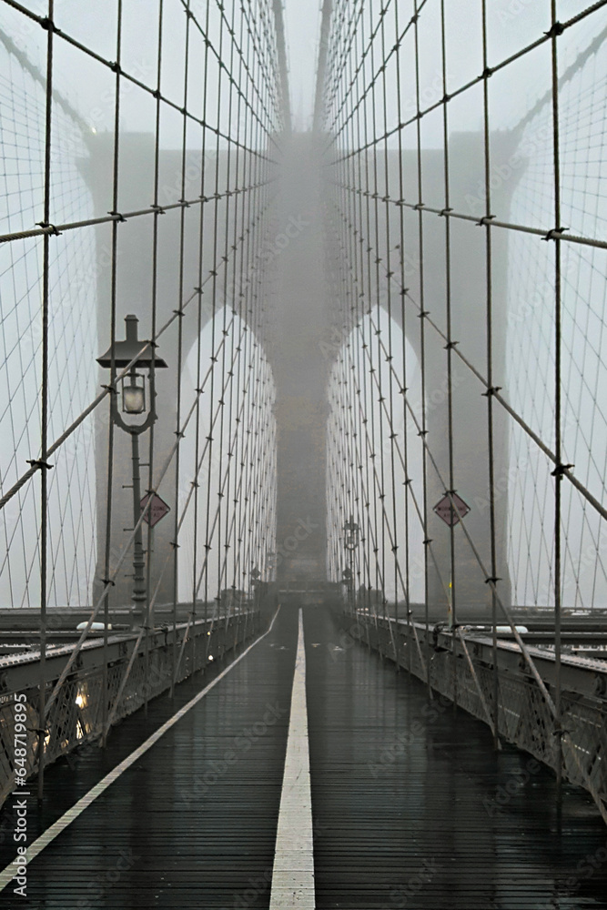 Fototapeta premium Brooklyn Bridge in Fog