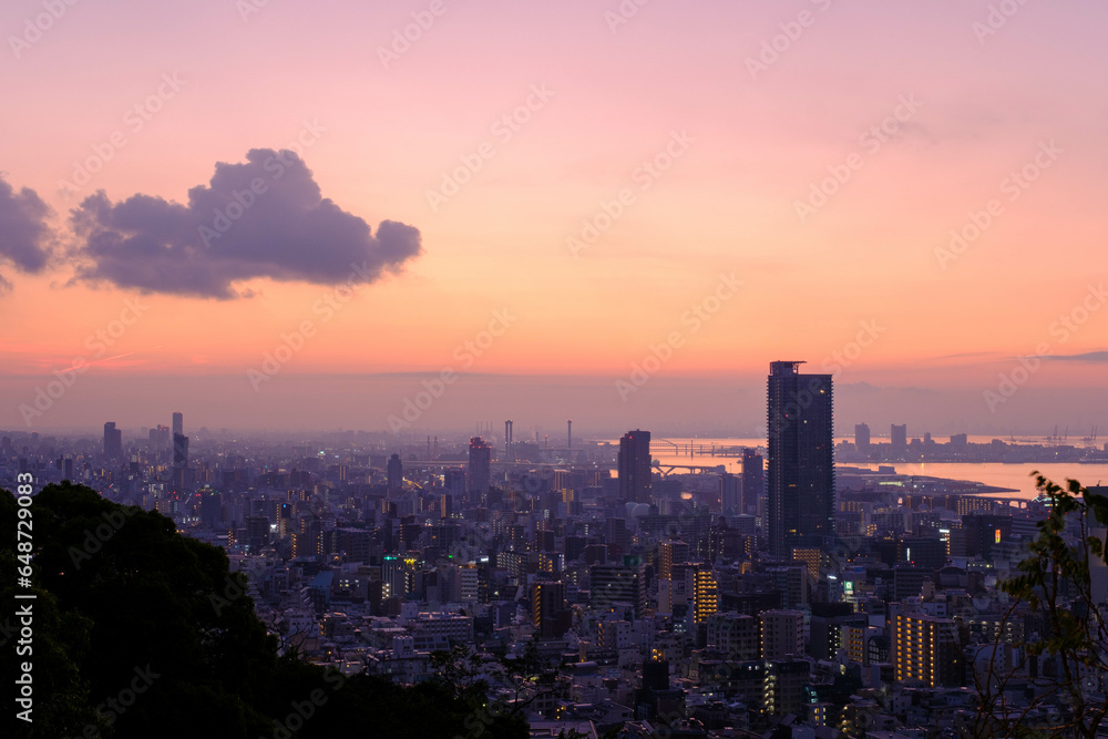 夜明け前の神戸市街地のビル群。神戸の高台のビーナスブリッジより撮影