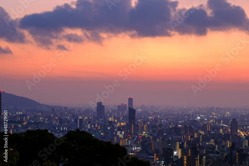 夜明け前の神戸市街地のビル群。神戸の高台のビーナスブリッジより撮影 © 宮岸孝守